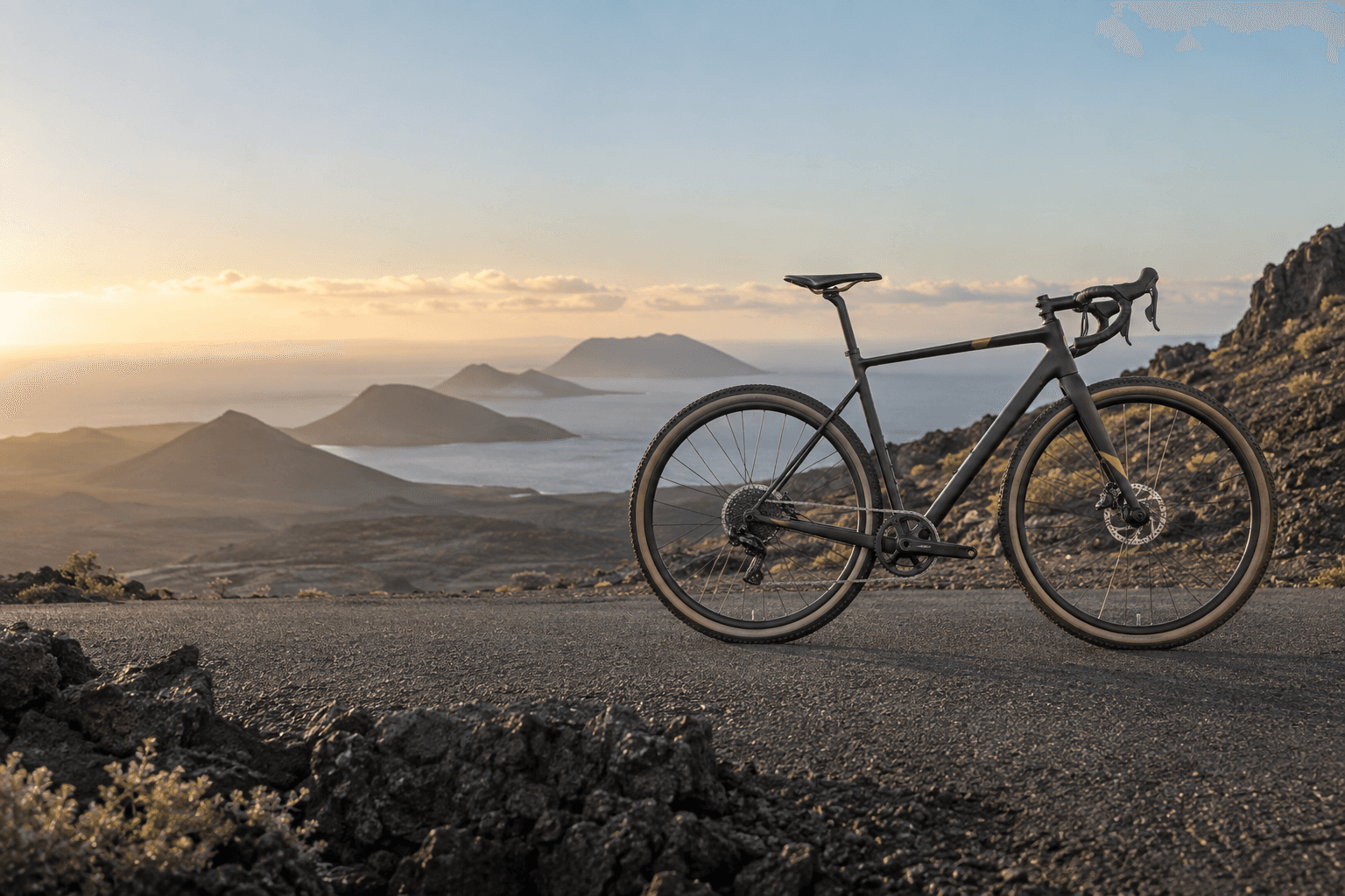 Bicicleta gravel en un paisaje volcánico
